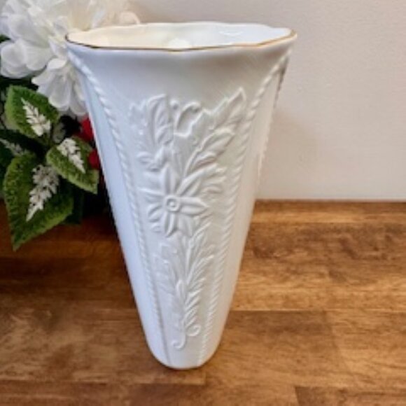 Vintage Pfaltzgraff White‎ Porcelain Vase Floral Embossed USA Artware - Picture 2 of 7